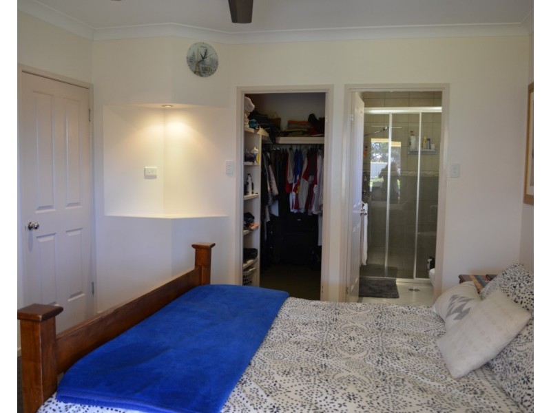 25-27 Mooney Crescent, Emerald QLD 4720