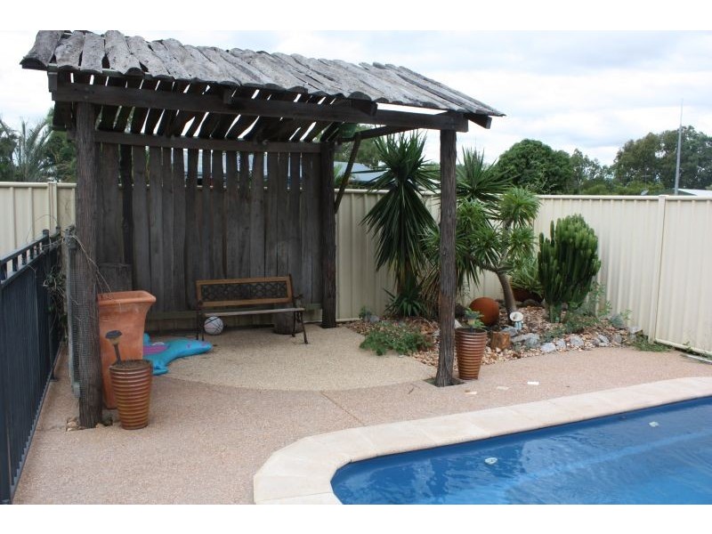 8 Barry Street, Emerald QLD 4720