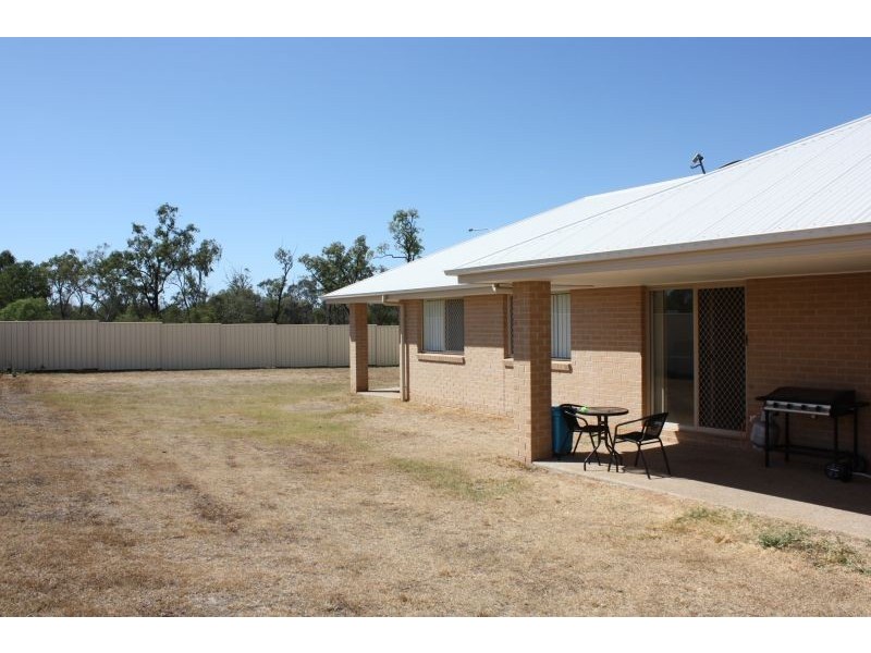 3 Lakeside Drive, Emerald QLD 4720