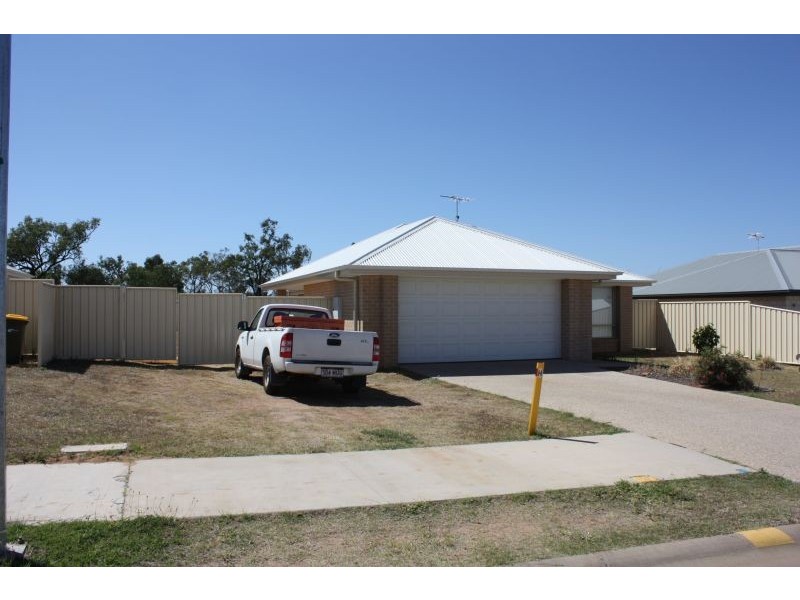 3 Lakeside Drive, Emerald QLD 4720