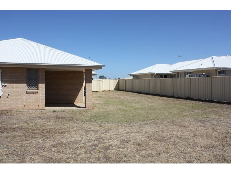 3 Lakeside Drive, Emerald QLD 4720