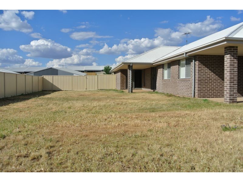 5 Hillcrest Street, Emerald QLD 4720