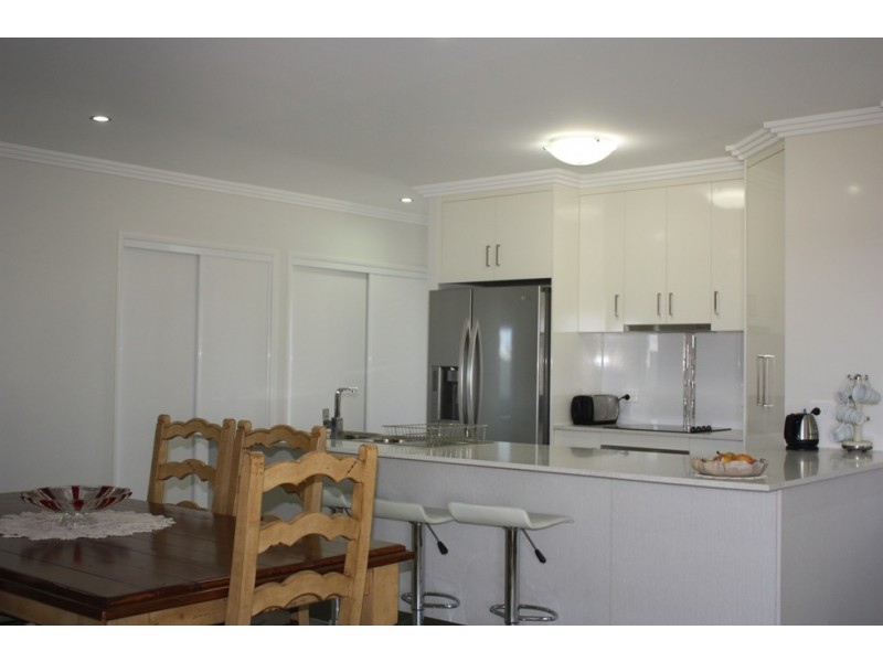 6 Canterbury Road, Emerald QLD 4720