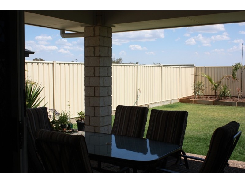 6 Canterbury Road, Emerald QLD 4720