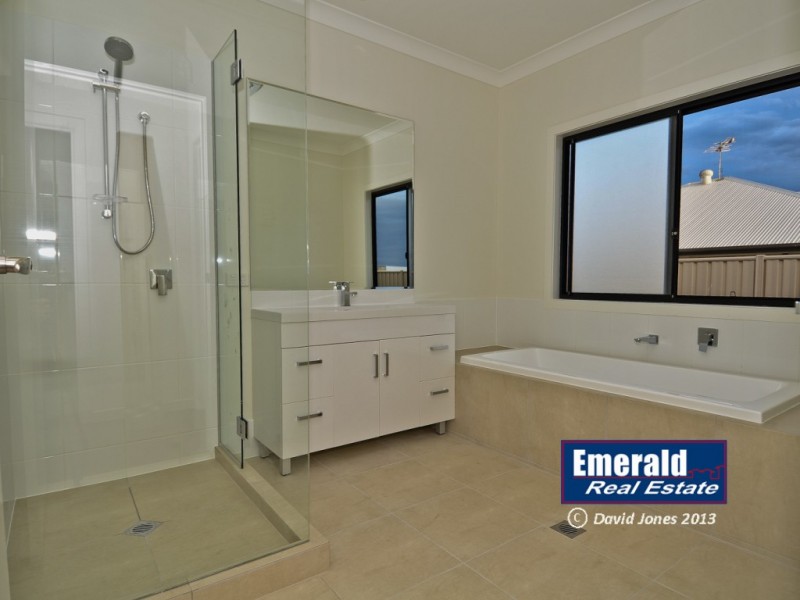5 Ivers Place, Emerald QLD 4720
