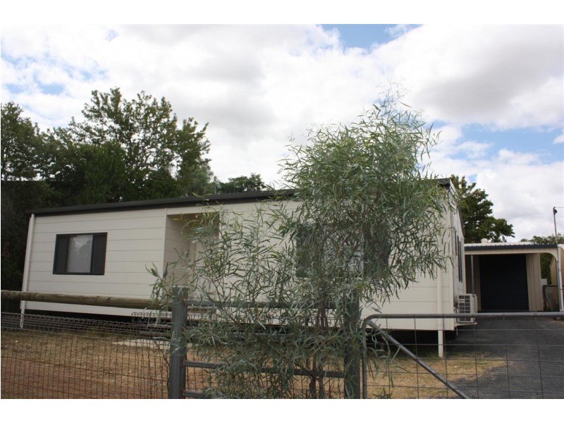 11 Roxburgh Street, Capella QLD 4723