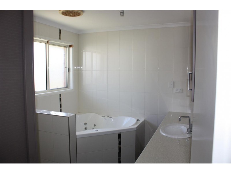 54 Braeside Road, Emerald QLD 4720