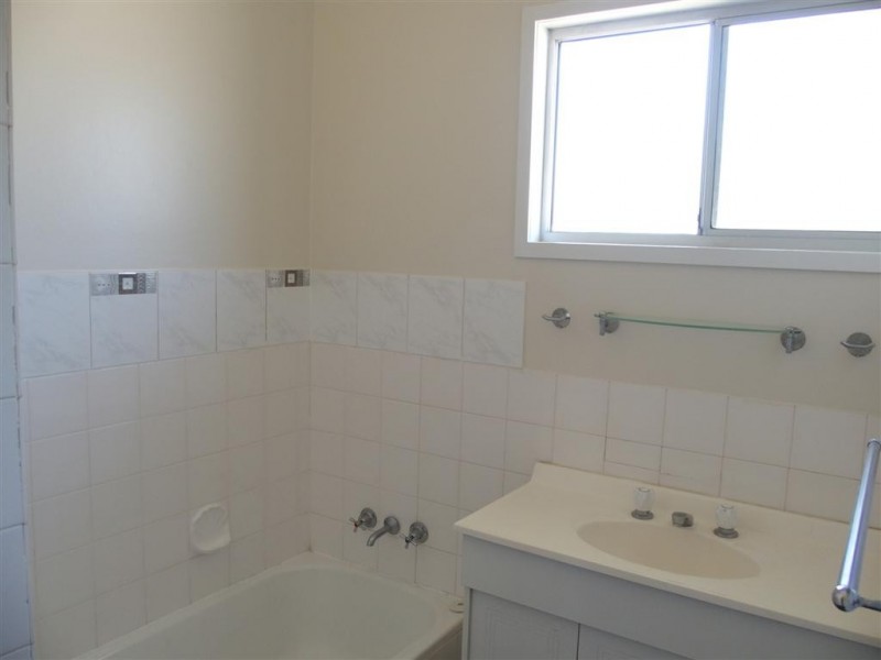 16 Bridgeman Street, Emerald QLD 4720