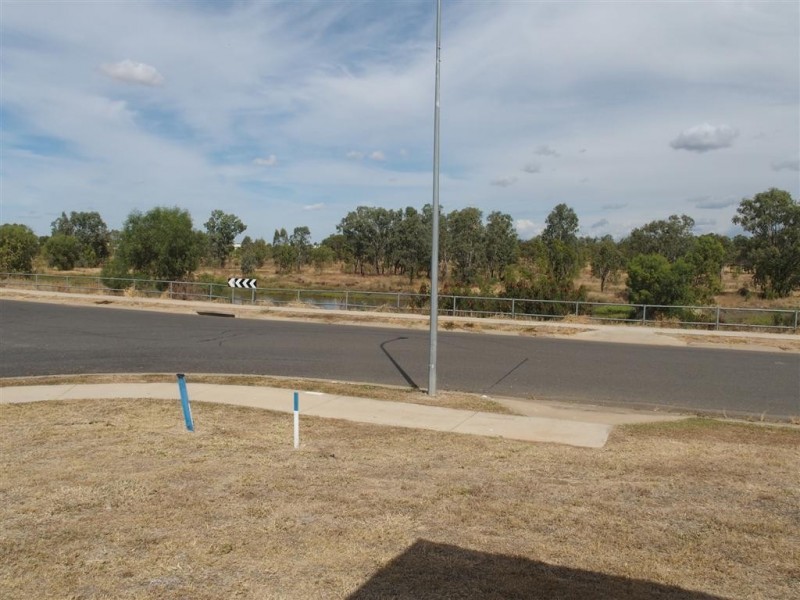 1/40 Lakeside Drive, Emerald QLD 4720