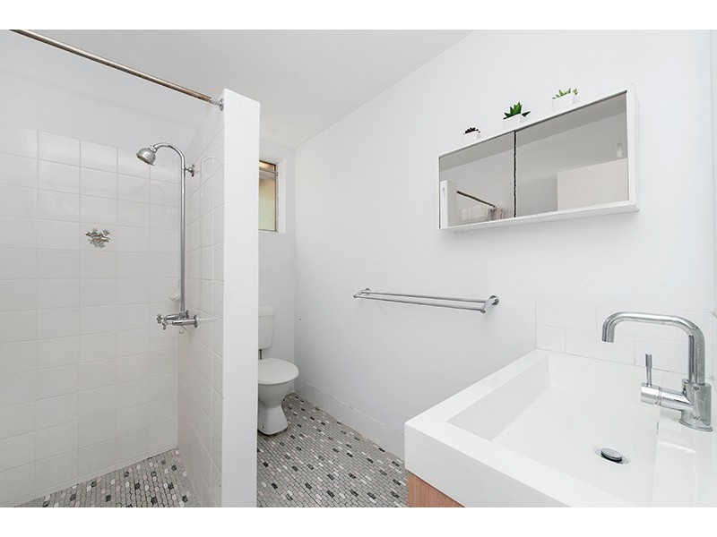 2/33 DANSIE STREET, Greenslopes QLD 4120
