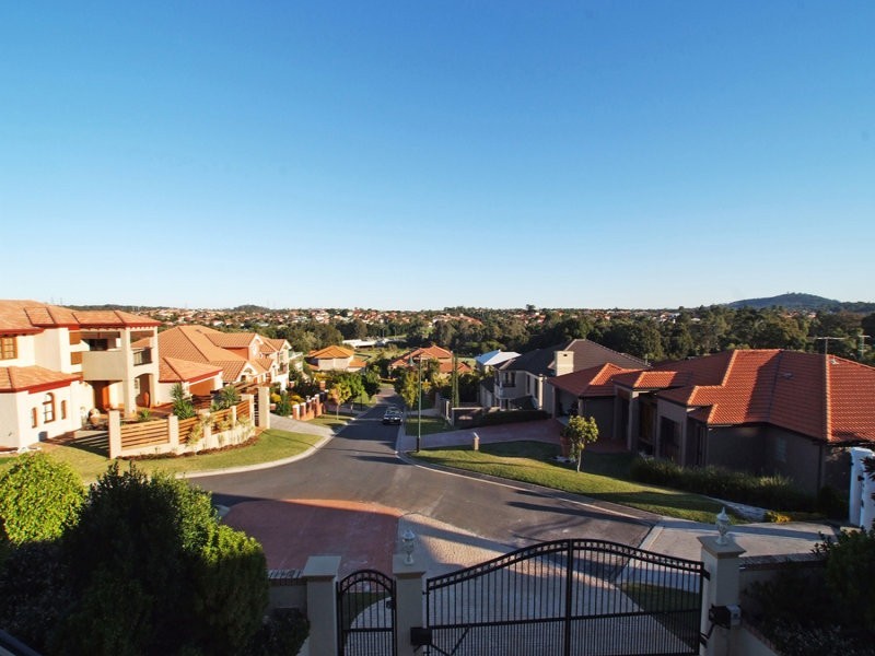 20 Ashbourne Close, Carindale QLD 4152