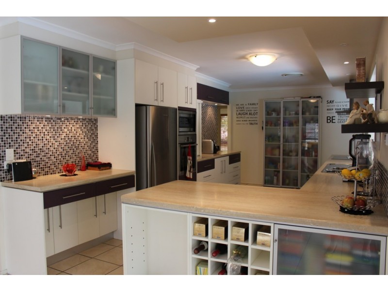 16 Urquhart Street, Carindale QLD 4152