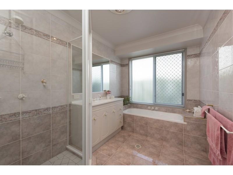 18 CARRINGTON PLACE, Carindale QLD 4152