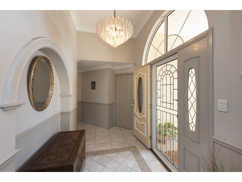 18 CARRINGTON PLACE, Carindale QLD 4152