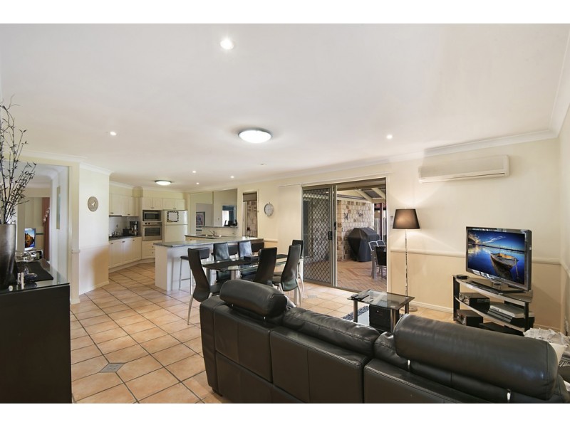 24 CLEARMOUNT CRESCENT, Carindale QLD 4152