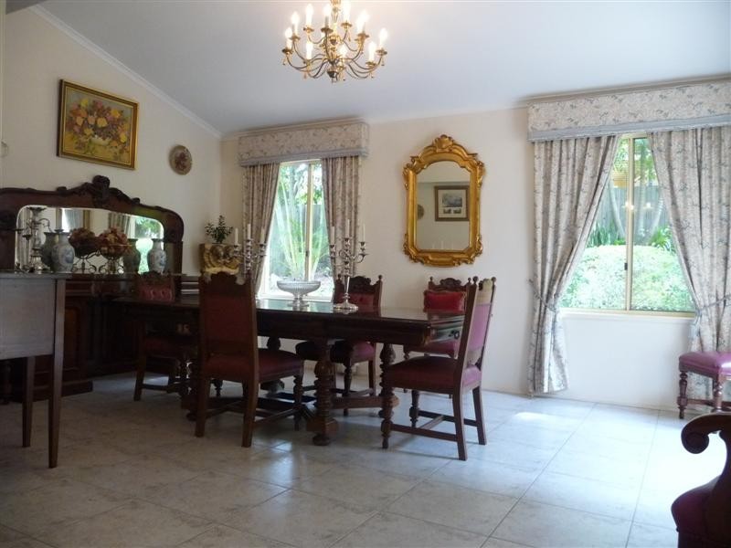 8 Merion Place, Carindale QLD 4152