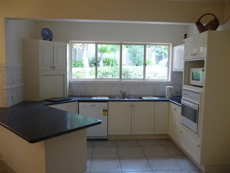 8 Merion Place, Carindale QLD 4152