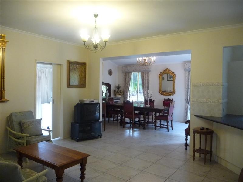 8 Merion Place, Carindale QLD 4152