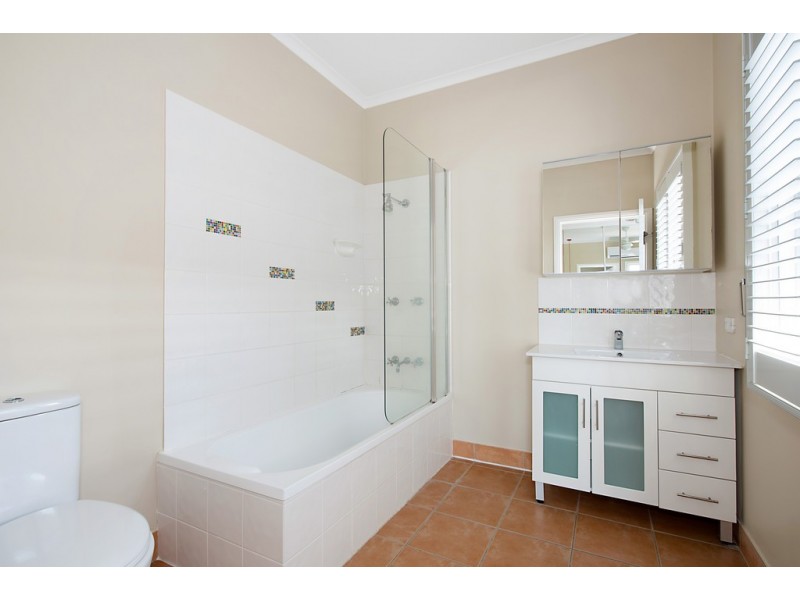 42 RENTON STREET, Camp Hill QLD 4152