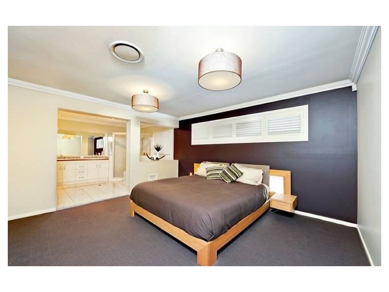 11 Ashbourne Close, Carindale QLD 4152