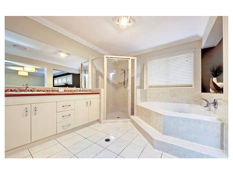 11 Ashbourne Close, Carindale QLD 4152