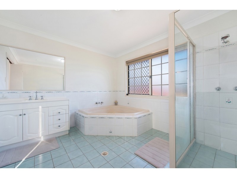 6 CHICHESTER COURT, Carindale QLD 4152