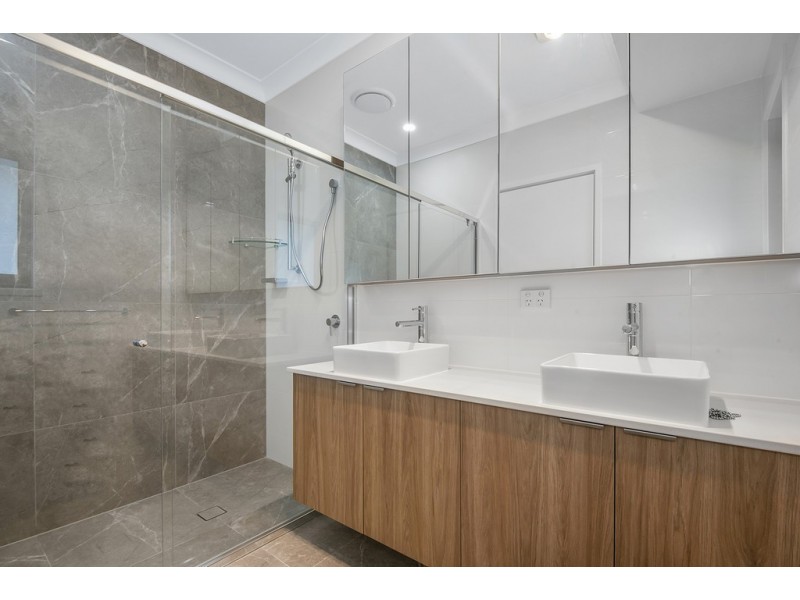 2/68 Dickenson St, Carina QLD 4152