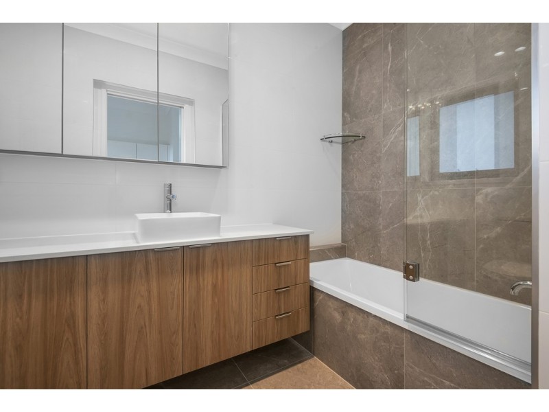 2/68 Dickenson St, Carina QLD 4152