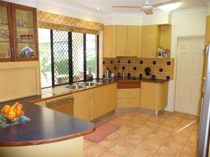 18  Narrabeen Crescent, Carindale QLD 4152