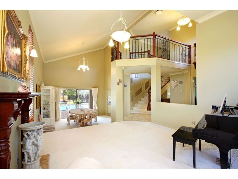 19  Woodland Street, Carindale QLD 4152