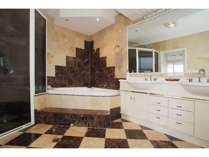 5 Tappin Court, Carindale QLD 4152