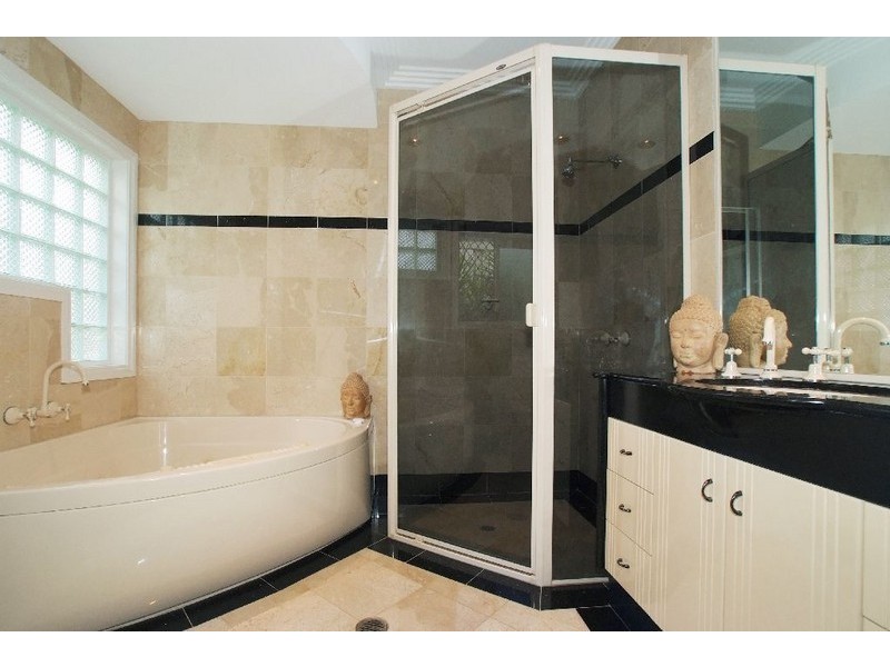 5 Tappin Court, Carindale QLD 4152