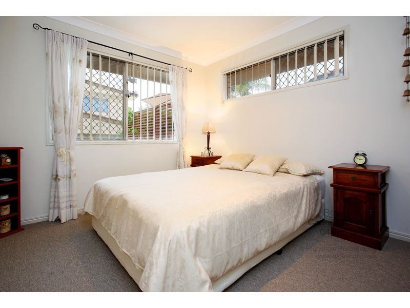 2 Holland Place, Carindale QLD 4152