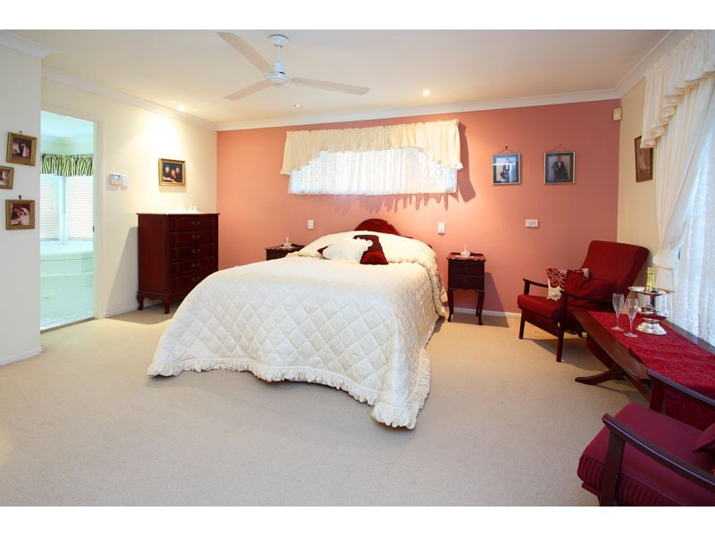 5  Pinehurst Place, Carindale QLD 4152