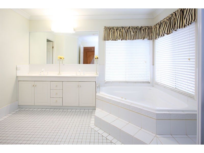 5  Pinehurst Place, Carindale QLD 4152