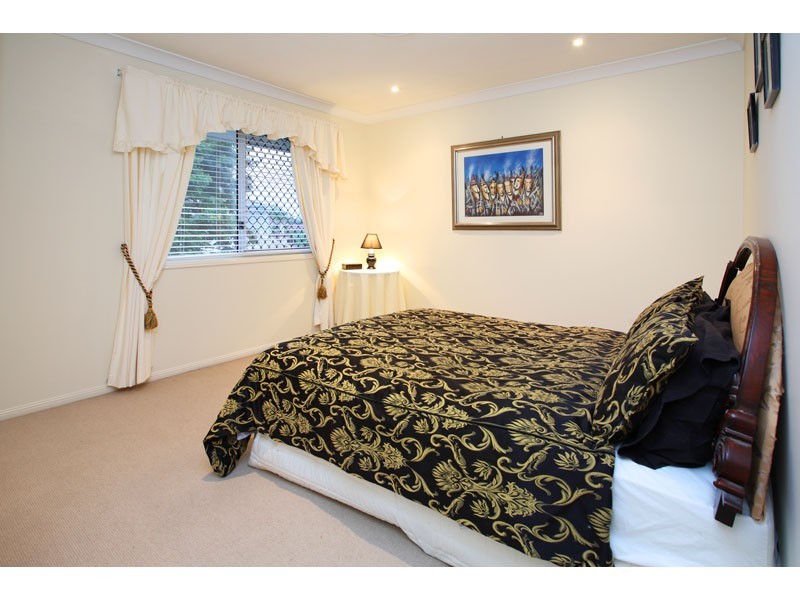 5  Pinehurst Place, Carindale QLD 4152