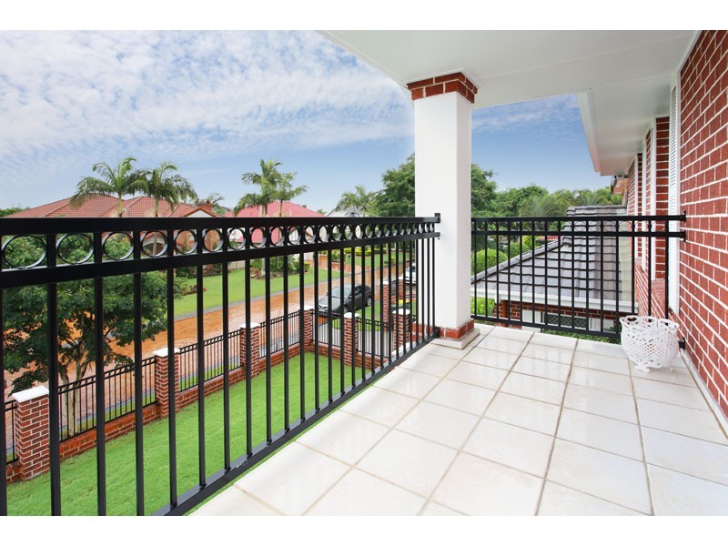 5  Pinehurst Place, Carindale QLD 4152