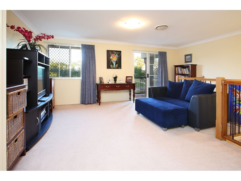 2 Mansfield Place, Mansfield QLD 4122