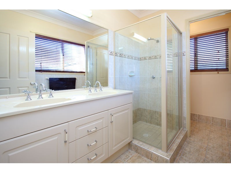 17 Forest Place, Carindale QLD 4152