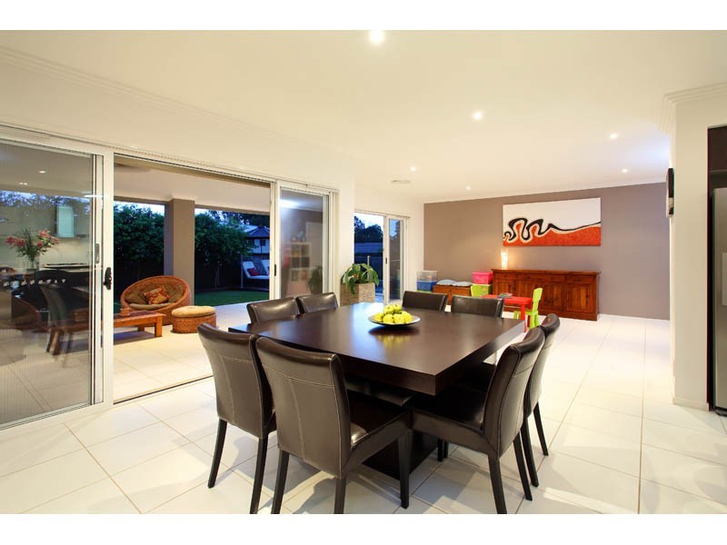 15 Woodland Street, Carindale QLD 4152