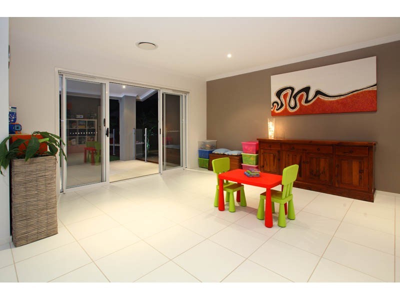 15 Woodland Street, Carindale QLD 4152