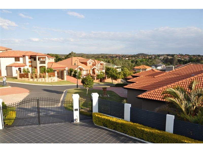 16 Ashbourne Close, Carindale QLD 4152