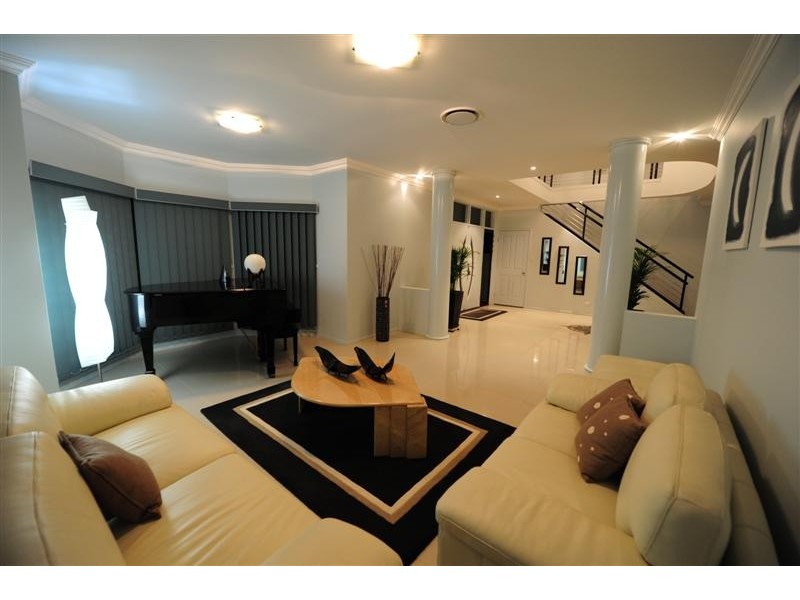 16 Ashbourne Close, Carindale QLD 4152