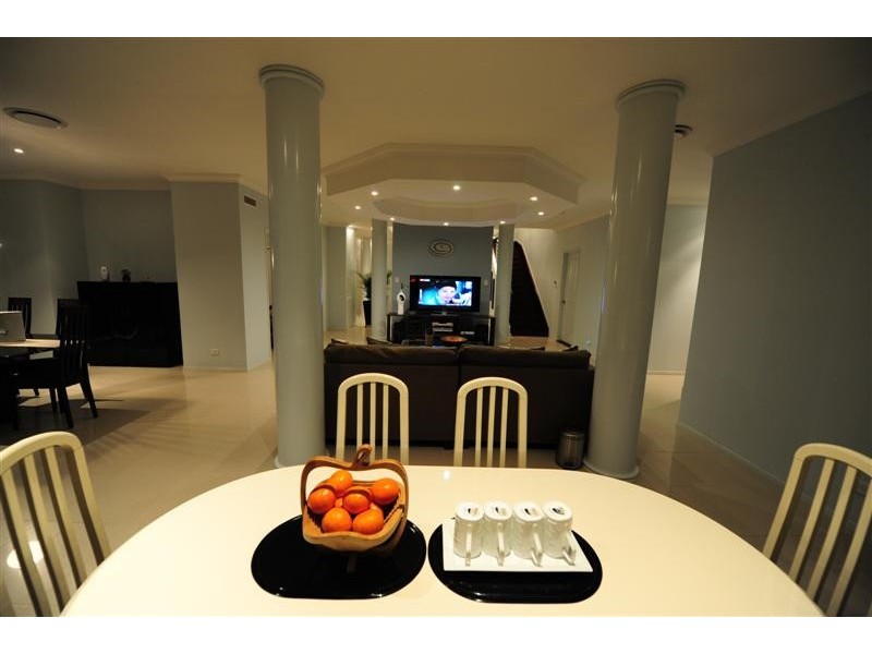 16 Ashbourne Close, Carindale QLD 4152