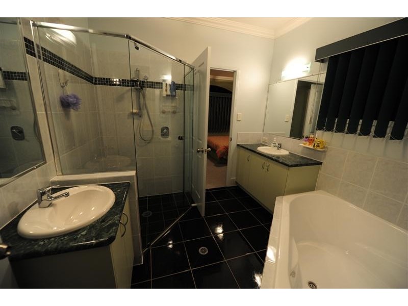 16 Ashbourne Close, Carindale QLD 4152