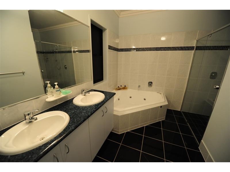 16 Ashbourne Close, Carindale QLD 4152