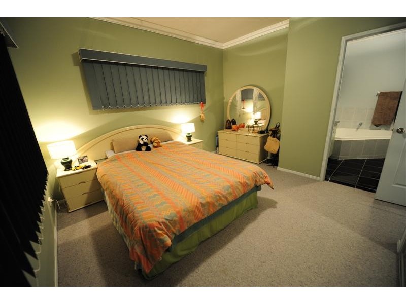 16 Ashbourne Close, Carindale QLD 4152