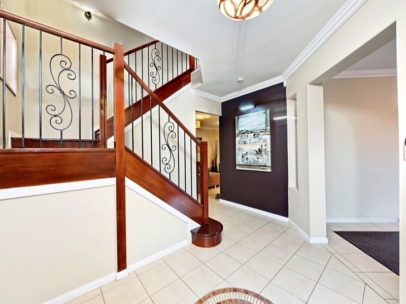 11 Ashbourne Close, Carindale QLD 4152