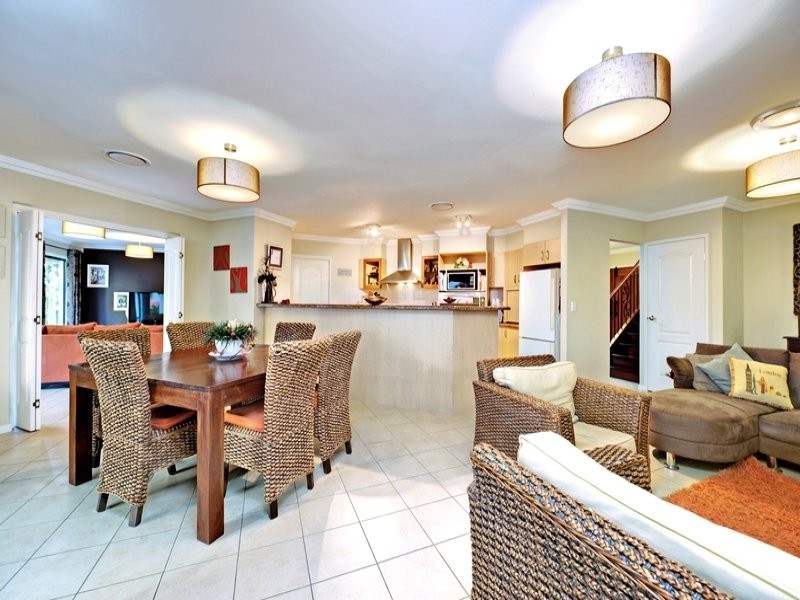 11 Ashbourne Close, Carindale QLD 4152