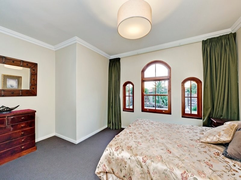 11 Ashbourne Close, Carindale QLD 4152